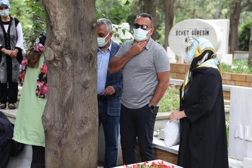 Kemal Sunal'n Zincirlikuyu Mezarl'ndaki kabri banda gerekleen trende sosyal mesafeye uymayp maske takmayanlar nedeniyle gergin anlar yaand.