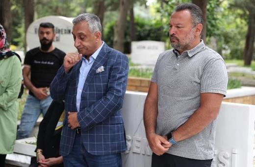 Ali Sunal ise kendisiyle fotoraf ektirmek isteyenleri, "Arkadalar fotoraf ektirmek isteyenler ltfen gelmesin" diyerek geri evirdi.