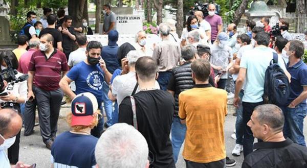 Gl Sunal, kabir banda dua okunduktan sonra maske takmayp cep telefonlar ile fotoraf ekmek isteyen merakl kalabal uyard.