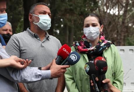 Gl Sunal, Kemal Sunal iin bir YouTube kanal atn belirterek "21 yl uzun zaman ama bize ksa geldi, sanki dn kaybetmiiz gibi acs zlemi giderek artyor. Sevenlerini grdke mutlu oluyoruz. Dn akam bir YouTube kanal atm..." dedi.