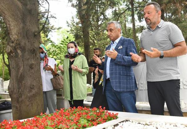 Ali Sunal, babasna olan zleminin her gn arttn dile getirerek, "Yine 3 Temmuz, yine buradayz. Babamza dualar okuduk. Babam bizim narmz, glgesi zerimizden eksik olmasn. Bizi yatt yerden kucaklasn izlesin istiyoruz. Onu ok seviyoruz" diye konutu.