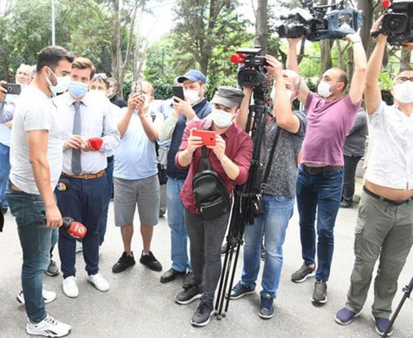 Yeilam efsanesi iin mezar banda Kur'an- Kerim okunup dualar edildi. Trende Kemal Sunal'n sevenleri de yer ald.