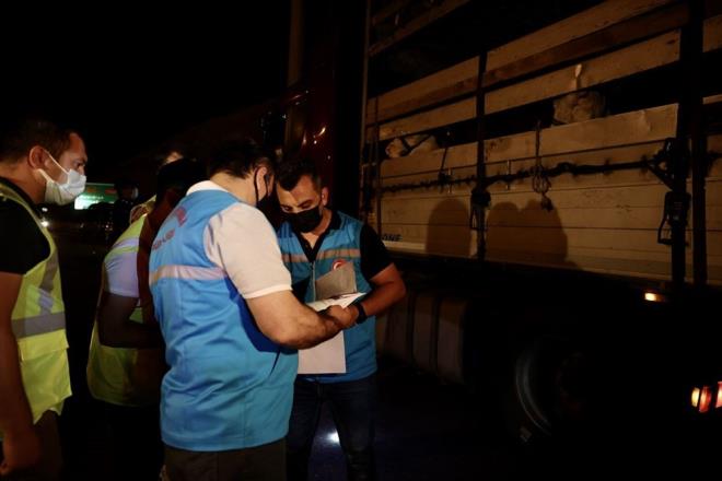 stanbul l Jandarma Komutanl, zabta ekipleri ve stanbul Emniyet Mdrl ekiplerinin de destek verdii denetimlerde eitli illerden kente getirilen kurbanlklar tayan aralar durduruldu. Ekipler, kurbanlklarn pasaportlar, kpeleri ve Avrupa yakasna gtrlecek olanlarda ap hastal bulunup bulunmadna ilikin salk raporlarn inceledi.