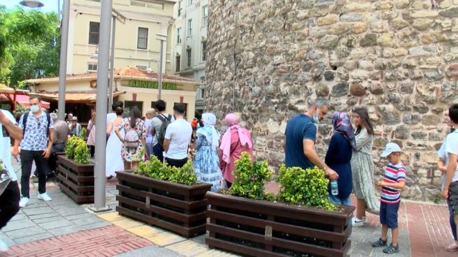 "BU KARTLARI SADECE TRK VATANDALARI ALIYOR"    "Kltr ve Turizm Bakanl'na bal btn mzeleri, Mze Kart ile her Trk vatandann 1 yl boyunca birden fazla ziyaret etme imkanna sahip olduunu belirten Ylmaz, "Bakanlmzn uygulamas sadece bu deil ikinci kart genlere ynelik bir uygulama. niversite rencileri 'Mze kart akademiyi' alacak, bunu fiyat sadece 30 lira. 30 lira deyen ve bu kart alan bir niversite rencisi arkadam Galata Kulesi'ni gelip birden fazla ziyaret edebilecek" dedi.    Ylmaz, 18 ya ve alt, 65 ya ve zerindeki vatandalarn yine mzeleri cretsiz ziyaret edebileceini belirtti.