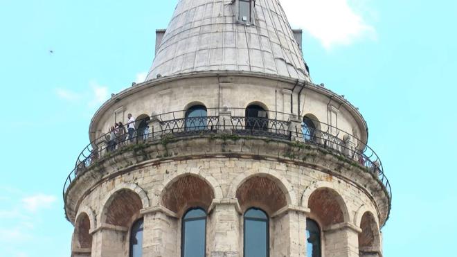 stanbul l Kltr ve Turizm Mdr Dr. Cokun Ylmaz, uygulamann daha uygun fiyatl "Mze Kart" kullanmna tevik etmek iin yapldn syledi.    Ylmaz, kart ile amalanann 1 yl boyunca Trkiye'nin her noktasnda Kltr ve Turizm Bakanl ile Milli Saraylara bal mzelere vatandalarn ok sayda ziyaret gerekletirmesi ve sz konusu noktalardan turist gelirini artrmak olduunu belirtti.
