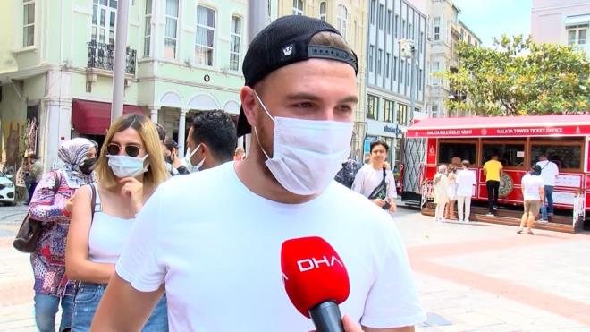 Galata Kulesi'ne girmek iin kuyrukta bekleyen Batuhan ztrk, "Fiyatlar ar pahal. renci olduumuz iin, Mze Kart kardk. rencilere 30 lira" dedi.    Ziyarete gelen bir kii de, "nceden 30 liraym fiyatlar, imdi 100 liraya km, pahal buluyorum akas. Benim de 'Mze Kart'm var, onunla gireceim" diye konutu.