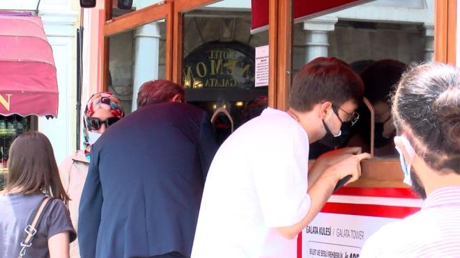 Normal vatandan kulland 'Mze Kart' 60 lira olduunu ve bu kart alan vatandalarn 1 ylda birden fazla Galata Kulesi'ni ziyaret edebileceini belirten Ylmaz, "Vatanda daha nce sadece 1 sefere 30 lira veriyordu ve sadece Galata Kulesi'ni ziyaret edebiliyordu" dedi.