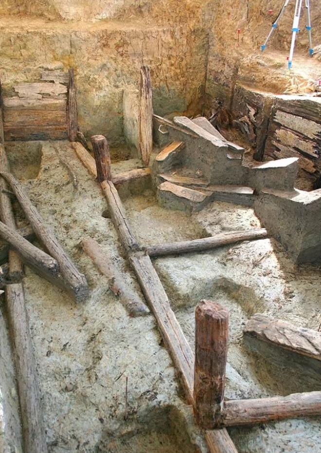 te yandan, aratrmaclar, yapnn bir tepenin zerinde oturmas ve iindeki dzgn tortu tabakalar nedeniyle bir zamanlar rezervuar veya kuyu olarak kullanld fikrini ortadan kaldrd. Ayrca, devasa havuzdan su aktacak kanallara dair herhangi bir kant da bulunamad. Alt ksm ise seramik kaplar, figrinler ve eitli ta, ahap ve organik eyalarla doluydu.