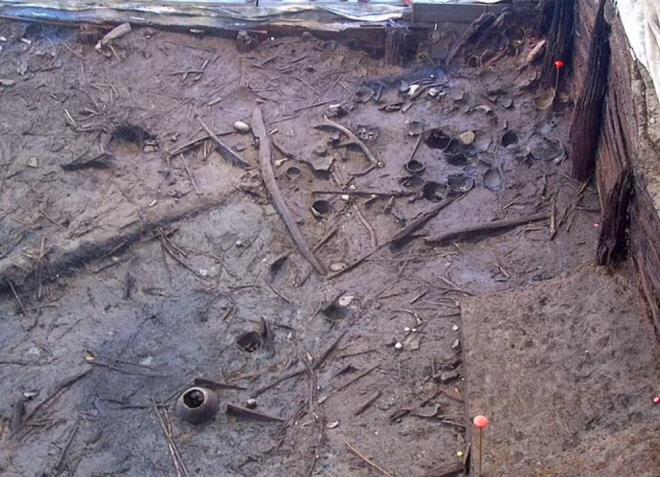 FARKLI ARATIRMA YNTEMLER KULLANILDI    Science Daily adl bilimsel dergide yaymlanan son alma, havuzlarn tarihlerini ortaya karmak iin dendrokronoloji yntemini kullanan Cornell'in sanat ve bilim profesr Stuart Manning tarafndan ynetildi. Dendrokronoloji, aa halkalarn tam olarak olutuklar yla tarihlemenin bilimsel yntemine deniliyor. Manning ve ekibi, dendrokronoloji ile radyokarbon tarihleme yntemi ile birletiinde, havuzlarn on yldan uzun bir sre arayla ina edildiini ortaya kard.    Manning, "Bir arkeolojik alanda alrken, genellikle nispeten az rnekle, bazen ideal koullardan daha az rnekle dendrokronoloji yapmaya alyorsunuz. nk 3 bin 500 yl  grmeden  dalyorlar. u anda vahi doada byyen salkl bir aa gibi deiller? dedi.