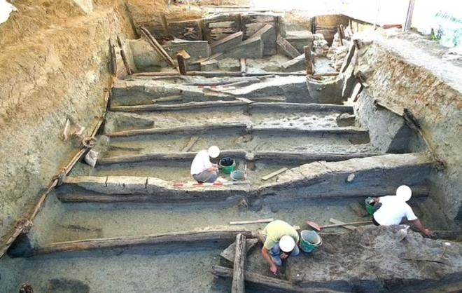 ABD?de yer alan Cornell niverstesi?nden aratrmaclar, talya'da, Bronz a?ndan kalma bir sonsuzluk havuzu kefetti. 3 bin yl nce dini riteller iin kullanlan havuzun, kabaca 12 metre uzunlua, 7 metre genilie ve 3 metre derinlie sahip olduu belirtildi.     Bununla birlikte, bilim insanlar havuzun dibinde doast riteller srasnda teklif olarak kullanldna inandklar seramik kaplar ve figrinler de dahil olmak zere bir dizi tarihi eser ortaya kard.