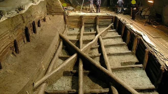 DOAST SU RTELLER N KULLANDI    Dier taraftan, aratrmann bulgular, Noceto Vasca Votiva'nn ok nemli bir toplumsal deiim annda ina edildiini doruluyor ve aratrmaclarn yapnn doast bir su riteli iin kullanldna dair teorilerini destekliyor.    Manning, ?Yzlerce yldr ileyen tek bir yaam biimimiz var. Ardndan, byk yerleimlere, daha fazla uluslararas ticarete, tekstil retimi gibi daha fazla uzmanla ve defin uygulamalarnda bir deiiklie gei yapyorsunuz. Dnyann her yerinde belirli  bir model var. Neredeyse her sosyal toplulukta a byk bir deiiklik olduunda byk bir inaat almas balyor. Yani Msr'da ilk devletleri kurduunuzda piramitleri elde edersiniz, ngiltere'de ise Stonhenge?" diye konutu.