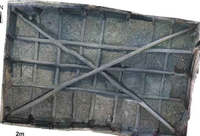 M 1444'TE NA EDLD    Aratrmaclar, radyokarbon analizi ve aa halkas tarihlendirmesi yntemlerini kullanarak, alt tankn milattan nce  1444'te, stndeki tankn ise milattan nce 1432'de ina edildiini belirledi.    Sonsuzluk havuzuna talyanca adak tank anlamna gelen ?Noceto Vasca Votiva?ad verildi. lk olarak 2015 ylnda Alpler ve Apeninler arasnda yer alan Po Ovas'ndaki kk bir tepede ortaya karld. Ancak arkeologlar, bu dnemde devasa antn tarihi  &#8203;&#8203;konusunda anlaamad.