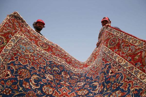 Gne altnda mikroplardan arnmas ve renginin pastele dnmesi iin tarlalara serilen el dokumas hallar, grsel len oluturuyor.