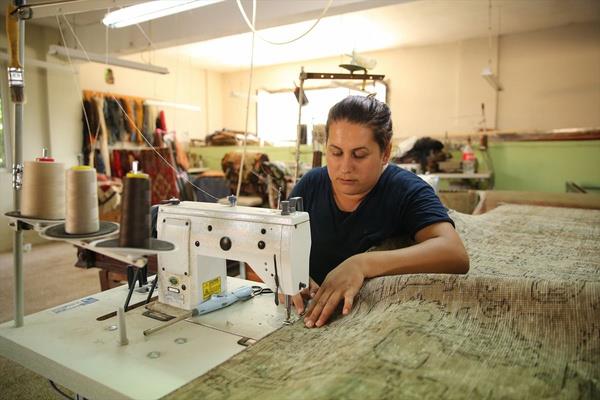 Eskiden ylda 60 bine yakn hal ve kilim ilerken son ylarda bu rakamn 15 bine kadar dtn dile getiren Breki, artk kylerde hal ve kilim dokuyann ok azaldn, bu sebeple rn bulmakta zorlandklarn kaydetti.