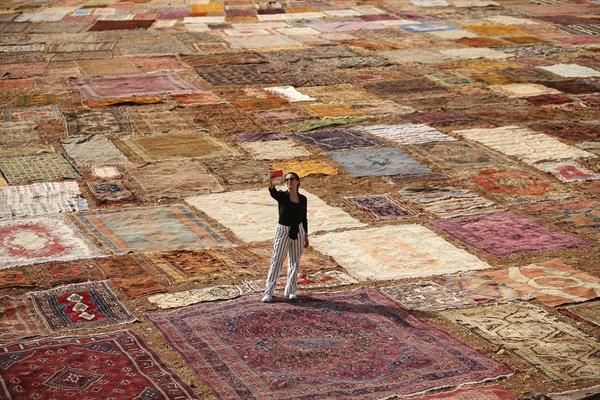 Belirli saatlerde evrilen hal ve kilimlerin gnelenme sresi kalitelerine gre 10 gn ila 2 yl arasnda deiiyor.