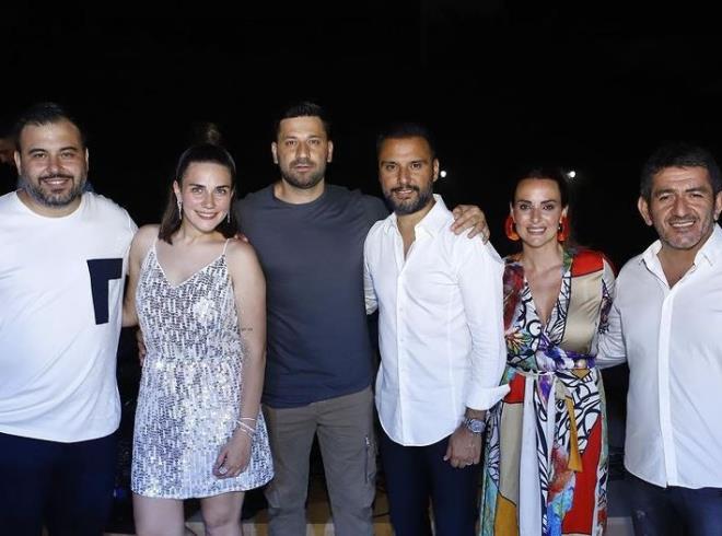 Son gnlerde yeni proje heyecan iinde olan Alian, Star TV?deki sabah programn bitirmi ve ailesiyle erkenden tatile kmt. Eiyle ayn dizide barol oynamaya hazrlanan Alian, son dakika gelimesiyle sarslm, kardeinin ac haberini renmiti.