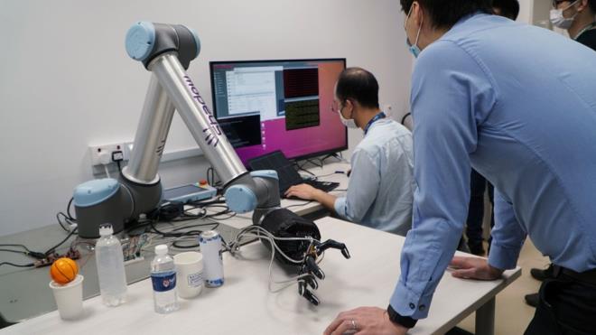 ROBOTLARIN OK DAHA AKILLI HALE GELMESN SALAYACAK    Aratrmaclara gre bu durum, sngerimsi malzemenin kesildiinde kolayca tek para haline gelmesini salyor.    almann ba yazar Benjamin Tee, "zellikle, insanlarn etrafnda dolaan robotlarn ok daha akll bir ekilde almas iin byle bir materyale ihtiyac var" dedi.