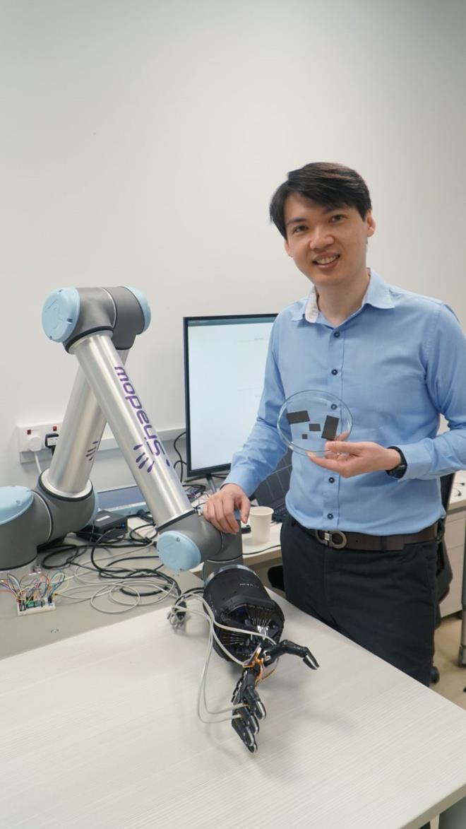 Bununla birlikte aratrmaclar, malzemenin dokunma duyusunu oaltmak iin mikroskobik metal paracklarla doldurdu ve kpn yzeyinin altna kk elektrotlar ekledi. Basn uygulandnda, metal partikller, elektriksel zelliklerini deitirerek yaknlayor.    Tee, bu deiikliklerin bir bilgisayara bal elektrotlar tarafndan alglanabileceini ve daha sonra robota ne yapmas gerektiini syleyeceini aklad. Tee, "Parmam sensrn yannda hareket ettirdiimde, sensrn elektrik alanmdaki deiiklikleri ltn ve dokunuuma gre tepki verdiini grebilirsiniz" dedi.