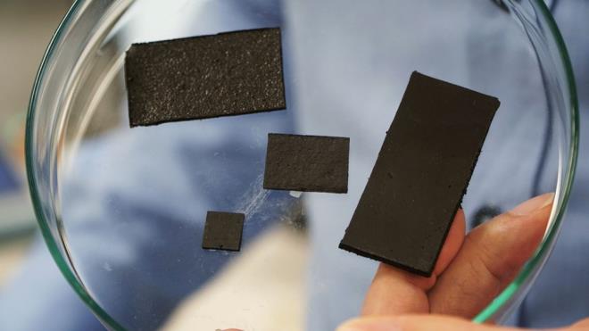 PROTEZ KULLANICILARINA FAYDA SALAYACAK    Tee, ayrca yeni malzemenin protez kullanclarna byk faydalar salayacan da szlerine ekledi:    "Gelitirdiimiz madde, kullanclarnn nesneleri tutarken robotik uzuvlarna daha sezgisel kullanmalarna izin verebilir."