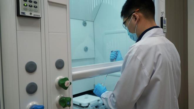 TRNN LK RNE    Bu zellik, robotik elin uygulanan kuvvetin sadece miktarn deil ayn zamanda ynn de alglamasn salayarak potansiyel olarak robotlar daha akll ve etkileimli hale getirecek.     Dier taraftan Tee, AiFoam'n hem kendi kendini iyiletirme zelliklerini hem de yaknlk ve basn alglamay birletiren trnn ilk rnei olduunu syledi.