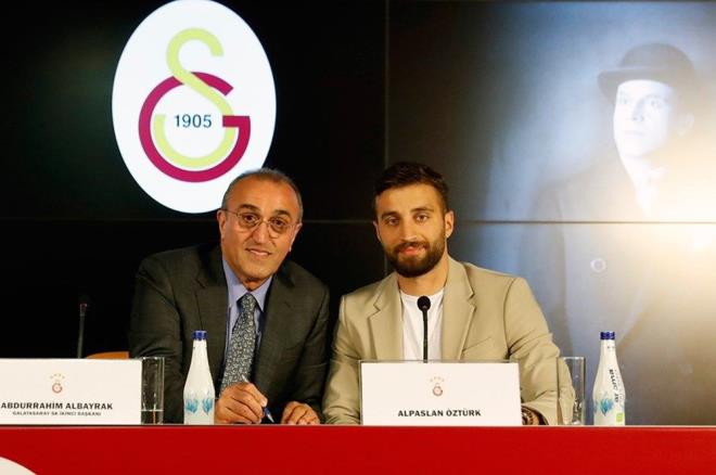 ALPASLAN ZTRK, GALATASARAY<br>  Galatasaray, savunma oyuncusu Alpaslan ztrk' kadrosuna dahil etti.    Galatasaray Sportif A'den Borsa stanbul'a yaplan ve Kamuyu Aydnlatma Platformunda da yer alan aklamada, 27 yandaki futbolcu ile 3 yllk szleme imzaland belirtildi.    Aklamada, futbolcuya 2021-2022 sezonu iin 5 milyon, 2022-2023 sezonu iin 5 milyon 500 bin, 2023-2024 sezonu iin de 6 milyon lira sabit transfer creti denecei aktarld.
