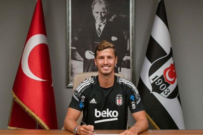 SALH UAN, BEKTA<br>  Beikta, 27 yandaki orta saha oyuncusu Salih Uan' 3 yllna kadrosuna katt.    Siyah-beyazl kulpten yaplan aklamada; son 2 sezonu Aytemiz Alanyaspor'da geiren ve serbest oyuncu statsnde bulunan Salih Uan ile szleme imzaland belirtildi.    Aklamada "Beikta'mza nemli hizmetlerde bulunacana inandmz Salih Uan'a 'Ho geldin' der, baarlar dileriz." ifadesine yer verildi.    Profesyonel kariyerine Bucaspor'da balayan Salih Uan; Fenerbahe, Roma, Sion, Empoli ve Aytemiz Alanyaspor'da forma giydi. Salih Uan, geen sezon tm kulvarlarda forma giydii 40 mata 3 gole imza att.