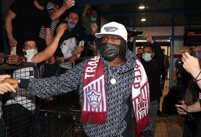 GERVNHO, TRABZONSPOR  <br>  Trabzonspor, prensip anlamasna vard talya'nn Parma Kulbnden Gervinho'yu Trabzon'a getirdi.     33 yandaki Fildii sahilli oyuncu sol kanat oyuncusu Gervinho, Parma'da bu sezon forma giydii 25 lig karlamasnda 5 gol kaydetti.