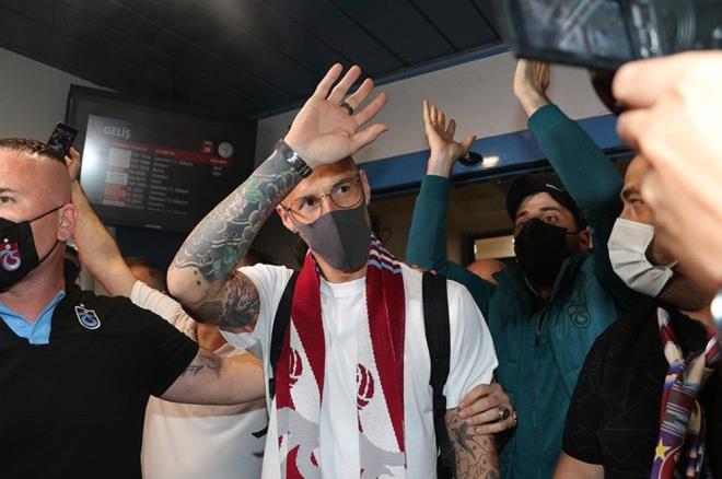 MAREK HAMSK, TRABZONSPOR<br>  Trabzonspor, Slovak futbolcu Marek Hamsik ile 2 yllk anlamaya varldn duyurdu.    Trabzonspor Sportif Yatrm ve Futbol letmecilii Ticaret A'den Borsa stanbul'a gnderilen ve Kamuyu Aydnlatma Platformunda (KAP) da yer alan aklamada, irket ile serbest statde yer alan profesyonel futbolcu Marek Hamsik arasnda 2 yllk anlama saland belirtildi.