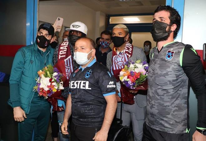 BRUNO PERES, TRABZONSPOR  <br>  Trabzonspor, Roma'da forma giyen Brezilyal futbolcu Bruno Peres'i transfer etti.    Brezilyal sa bek Peres, Roma'da 30 lig manda grev alrken 1 gol att.