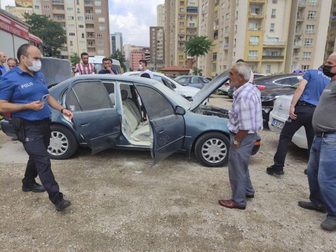 Yandn rendi noterde son anda sat durdurdu  <br>  Alaca aracn yandndan haberi olmadan noterde ilem yapan Rt Ferik, alaca aracn yandn yannda getirdii arkadann haber vermesiyle renince ilemleri durdurdu. Ara sahibi ise byk znt yaad.