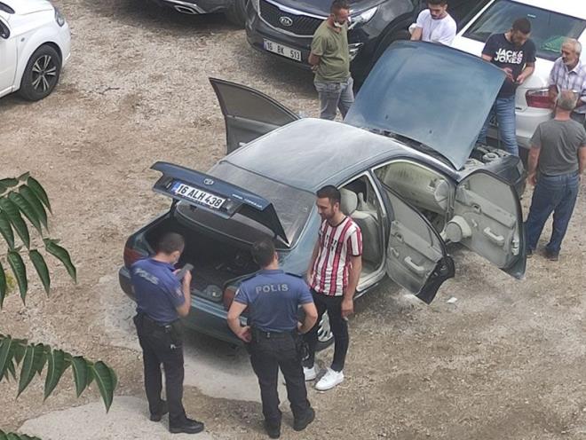 Orhangazi ilesinde ikamet eden Rt Ferik, ikinci el ara almaya karar verdi. Uzun aratrmalar sorucunda alaca arac buldu. Ara sahibi Hazar Demir ile buluan Ferik, arac satn almak iin bankadan para ekerek notere gitti.
