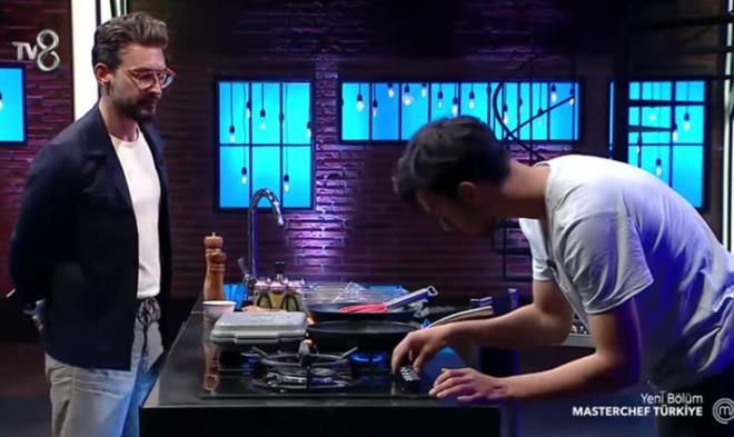 ekirdekten dedesi tarafndan yetitirildiini anlatan Batuhan, ald eitimleri ve tecrbelerini eflere uzun uzun anlatrken zamann nasl getiini anlamad.