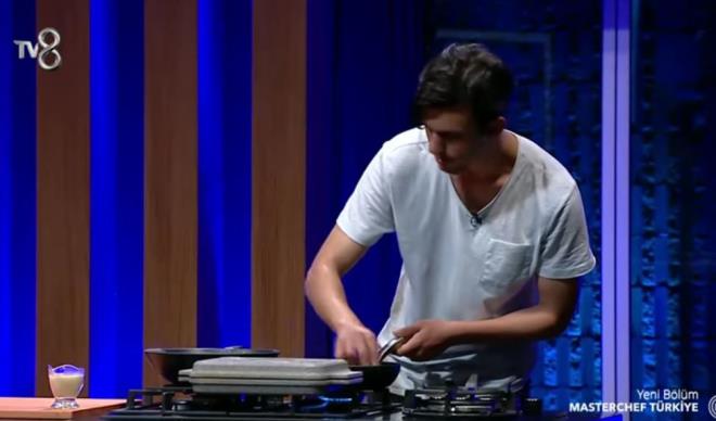 Batuhan askerde kendisine Makedon gmeni olduu iin 'Makedon' diye hitap edildiini belirtti ve Somer ef de 'Sana Makedon diyelim yleyse' diye cevap verdi.