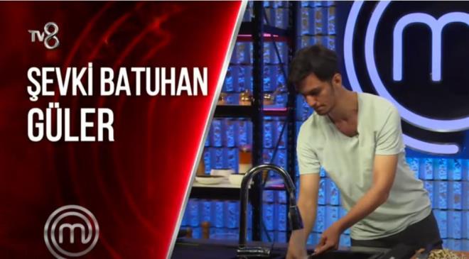 MasterChef 2021 eleme turu tm hzyla devam ederken her gn yarmac kadrosuna girmek iin adaylar ter dkyor. Bu esnada farkl farkl kazalar yaayan ve heyecanna yenilen de oluyor... Talihsizlik yaayan bir yarmac da 7 Temmuz aramba akam yaynlanan blmdeki Batuhan dana bonfile hazrlarken, etini piirdii dkm tavasn kaydrd ve yemeini drd.