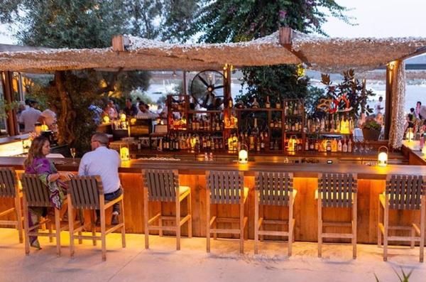 Pahalln nedenini bakn nasl aklyorlar...  <br>  zellikle de Michelin yldzl yahut ambiyans yklan bir restoran olmamasna ramen bu fiyatlarn sunulmasyla eletirilen bu tarz mekanlarn iletmecileri ya da sahipleri, genel olarak yaptklar aklamada 'Bodrum'daki yemek malzemelerinin stanbul'a gre pahal olduu iin fiyatlarn byle st seviyelere trmandndan' bahsediyor.