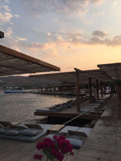 Gerekten bir lahmacun 50 lira m? Sizin lahmacunun ne zellii var?  <br>  - Bir lahmacun, bir ayran bizde 50 lira. Bizim lahmacun ok zeldir.  <br>  - Ne kadar zel olursa olsun, yine de Trkiye?de bir lahmacunu, yannda bir ayran da olsa 50 liraya satmak doru mu?  <br>  - Ben burada sadece lahmacun satmyorum ki. Bir konsept ve hizmet var onun iinde.