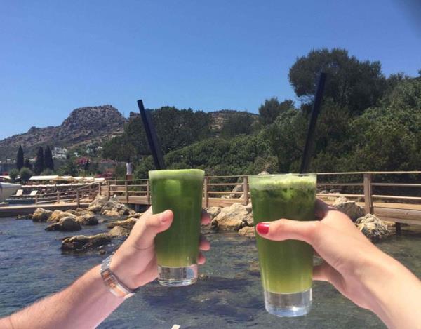 - Otelde brakn ufak tefek yenilemeleri, sadece tabak, bardak, havlu yenileme gibi ilere bile her yl 500 bin dolar harcyorum. rnein her turizm sezonunda 4 bin bardak krlyor. 500 ila 1000 aras havlu yenileniyor.  <br>  - Ben yle basit bardak ve tabak kullanmyorum. Tabaklarmzn her biri 10 dolardan aa deil.