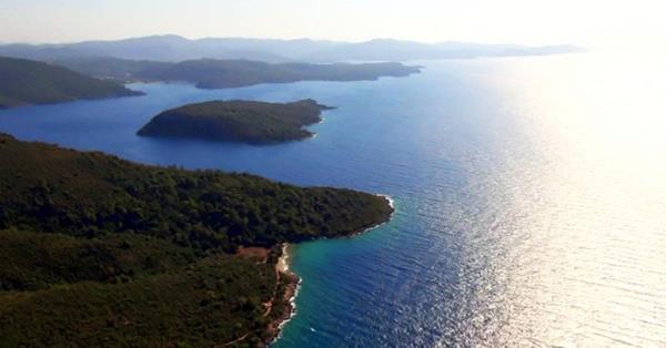 Mlk sahibi adna adann satn takip eden stanbul merkezli emlak irketi ynetici orta Uur zcan, adann krediye uygun olduunu syledi. Karaca Adas'nn 1980 ylnda ABD'de yaayan bir Trk i insan tarafndan 7 yldz kategorisinde otel yaplmak zere satn alndn belirten zcan, adann o dnem imarl olduunu kaydetti.