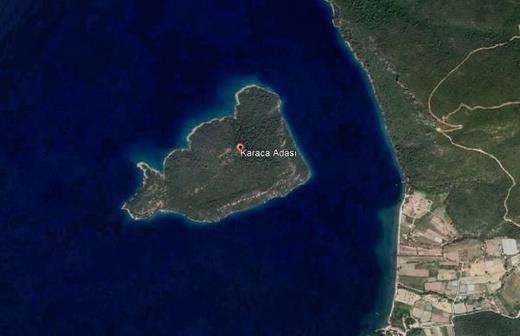 Uur zcan, ?Sahibi yatrm yapmaktan vazgetii iin sata kard. Adada 3 mstakil ev bulunuyor. Ancak metruk durumda. mar aff kapsamnda yap kayt belgeleri alnd. Restore edilerek kullanlabilir. Yine adaya gnbirlik turizm tesisi ve kk bir marina da yaplabilir. Bunlara izin var" dedi.