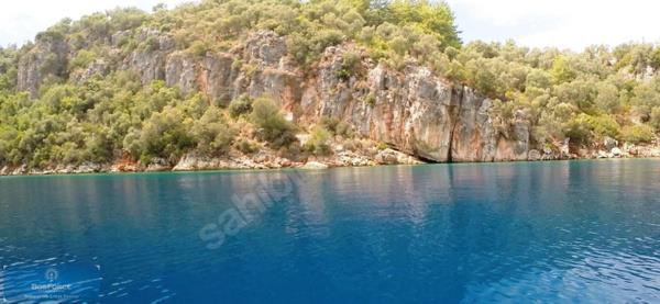 Mula'nn Marmaris ilesi Gkova Krfezi'ndeki Karaca Adas, ABD'de yaayan Trk i insan tarafndan 7 yldzl otel yaplmak amacyla 1980 ylnda satn alnd. Cumhurbakanl konutu karsnda bulunan 316 bin metrekarelik ada, 1983 ylnda birinci derece ST alan ilan edildi.