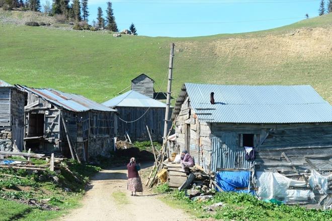 ba, daha nce Glyan Yaylas'nda kaak yaplamalar olduuna iaret ederek, iki yl nce 30 civarnda evin ilgili kurumlarn ekiplerince ykldn aktard.    Bakan ba, her yl yaylada izinsiz yap ina etmeye alanlar olduunu ancak bunlara kesinlikle msaade edilmediini szlerine ekledi.