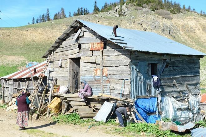 "TURZME AILSIN AMA DOALLIININ KAYBOLMASINI KESNLKLE STEMYORUZ"    Yaplama olmamak kaydyla yaylann turizme almasn istediklerinin altn izen ba, yle devam etti:    "Glyan'nn doasnn yaplamayla bozulmasn kimse istemiyor. Turizme alsn ama doallnn kaybolmasn kesinlikle istemiyoruz. ster ahap, ister baka bir eyden olsun yaplamaya hibir ekilde msaade edilmeyecek. nsanlar oraya 4-5 katl otel yaplacan zannetmesin. Belki kk, gelenlerin ihtiyalarnn karlanaca bir yer yaplabilir, bunu da 'belki' diyorum, gerekli yerlerin izin vermesi artyla"