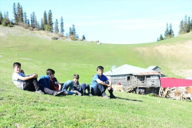 "BR UVAL ALTINI NME KOYSANIZ BURAYI VERMEM"    Glyan Yaylas'na hayvanlarn otlatmak iin gelen Cemile Okur, burada doup bydn syledi.    Her yl bu aylarda yaylaya gelip bir sre kaldktan sonra st rakmdaki yaylalara gtklerini anlatan Okur, "Sonbaharda tekrar buraya dnyoruz. Buras bizim iin ok nemli. Her eyi doal, buraya geldiimizde iimiz huzur doluyor. Bir uval altn nme koysanz buray vermem" diye konutu.