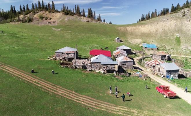 Yeni yaplamaya msaade edilmeyen ve yaylaclarn daha ok yaylaya giderken ya da dnerken geici barnma alan olarak kulland Glyan Yaylas'ndaki ahap evler, ortama ayr bir gzellik katyor.