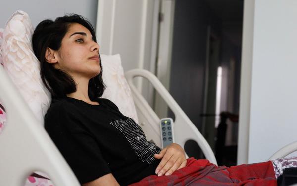 "nk  bakla bekliyordu tepemde, 3.5 yandaki kzm seslendi 'Baba annemi ldrrsen, seni mr boyu affetmem' diye o zaman ba brakt. Bu seferde beni elleriyle bomaya alt kzm yine 'Baba ne olur annemi ldrme' dedi. Samet darptan sonra beni annesinin evine gtrd. Yzm gzm inene kadar orada kaldm"