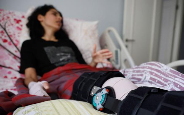 Akam 9'dan sabah 9'a dayak  Sabiha Mutlu, bugn evinde aklamalarda bulundu. Sabiha Mutlu, "20 gnlk lohusaydm, akam 9'dan sabah 9'a kadar Samet beni dvd, sabah annesi beni kurtard. Darp etmek iin bir sebebe ihtiyac yoktu, 'Neden madde kullandn?' deyince bile beni darp ediyordu." dedi.  <br>Sabiha, "ocuumun yannda dvyordu. ocuum duymasn diye odaya kapatp, darp edilirken 1 saat boyunca sesimi karmadm. ocuum uyanrsa ya ona iddet gsterecekti, ya da daha fazla darp edileceim korkusundan, odada 1 saat dvlp ses karmadm biliyorum" diye konutu.