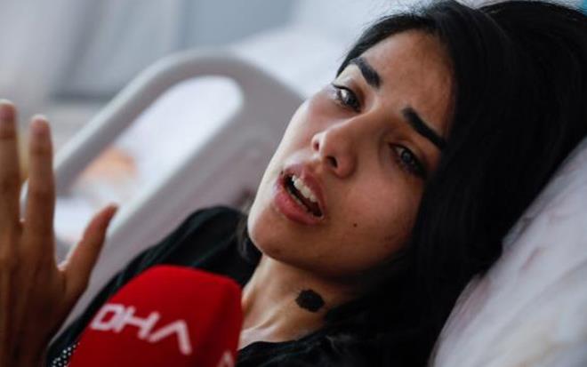 STANBUL Adliyesi'ndeki durumaya sedyeyle gelen Sabiha Mutlu, kocasnn yaatt kabusu anlatt. 'Srnerek de olsa gelecektim, ben bu davann peindeyim.' diyen Sabiha, kz sayesinde hayatta kalm...