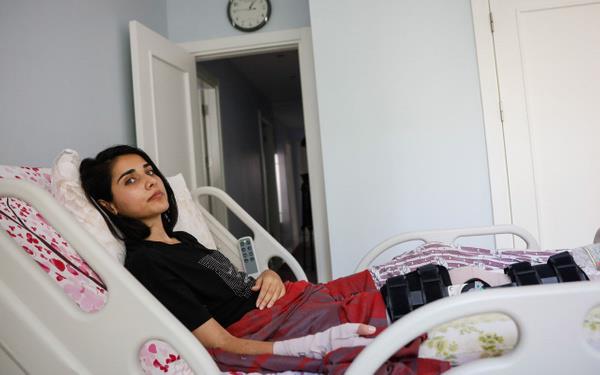 "Birden barmaya balad: Sabiha Mutlu, yaadklarn yle anlatt: "Evde ayakkablar ile geziyordu 'Ayakkabn kartabilir misin? Ben daha yeni temizlik yaptm, hastalk var ortada' dedim. Evde yere hep ayakkablaryla basyordu sesimi kartmyordum ama, hastalk var deyince birden barmaya balad.