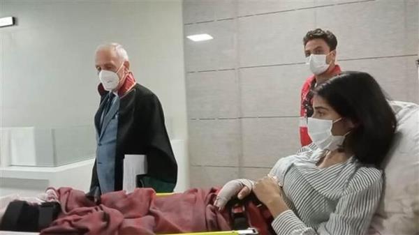 Mays aynda, Samet Mutlu, kzn almak iin gelen Sabiha Mutlu'ya sokak ortasnda, kznn gzleri nnde kurun yadrd.      Bir ok operasyon geiren ve vcuduna ok sayda platin taklan Sabiha Mutlu dn alayan'daki stanbul Adalet Saray'nda grle ilk durumaya sedye ile geldi.