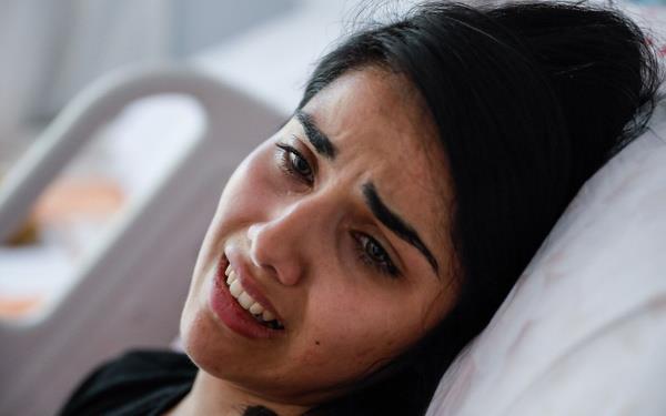 Ben lk atyorum, kzm lk atyor evin iinde ama kimse polisi aramyor. KADES diyorlar ama telefonu ele alamyorsun ki tua basasn. Yatrd beni, ben leceimi dndm. 'Buras son nokta' dedim.